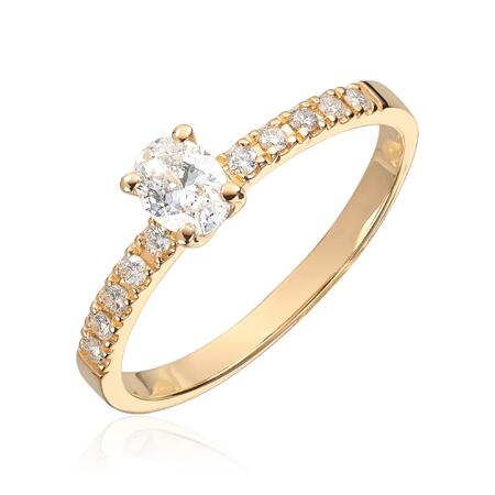 Ring i gult gull med oval midtstein og sidesteiner 0,62ct TWSI 
